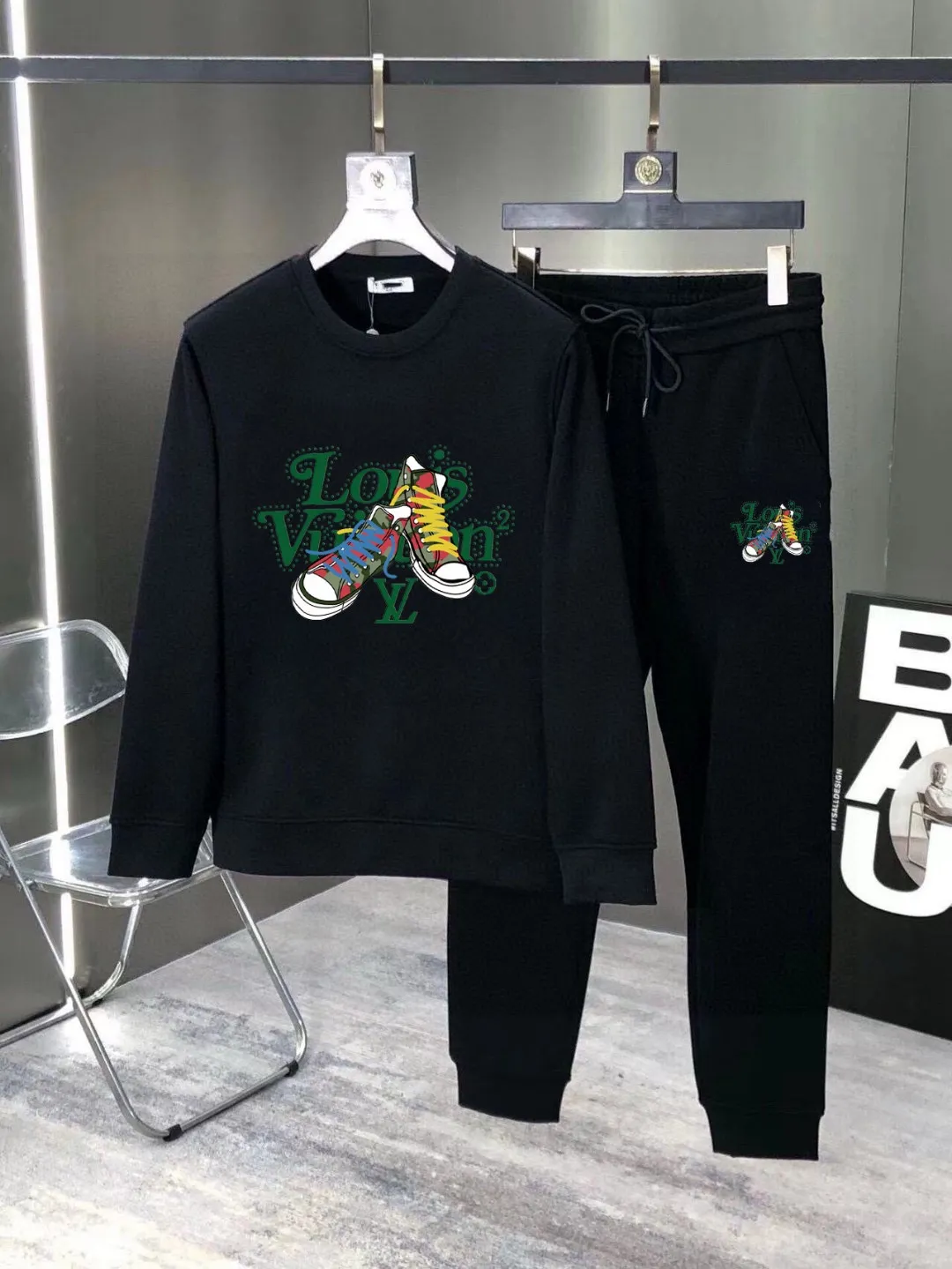 🅿️380 [Lv Louis Vuitton] (Fat Man Gospel) hot-selling suit is coming. Focus on the original version of the official website. 2025 new hot-selling sweatshirt suit. The original order is hard to buy🇭🇰. It is the meticulous work of top designers for a fitting and perfect upper body effect. All-natural high-quality Roman cotton 100%, close-fitting comfort, noble and elegant! Original hardware embodies elegance and nobility! Counter size: M-5XL (maximum wear up to 220 pounds)
